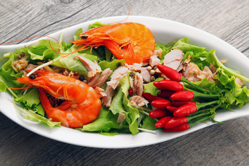 insalata di tonno, gamberi e peperoni