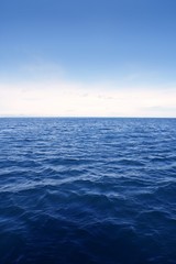 Vue sur la mer bleu simple paysage marin propre à la verticale