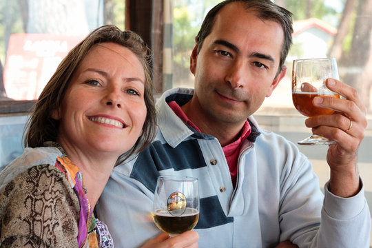 Couple Buvant Une Bière