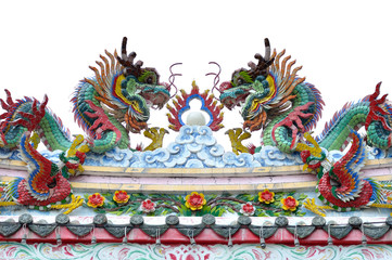 Fototapeta na wymiar Dragon statue on roof of chinese temple