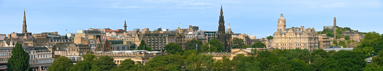 Fototapeta na wymiar East End of Princes Street, Edynburg, Szkocja, panorama