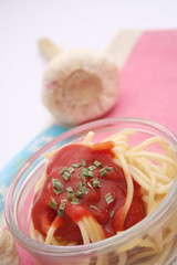 Nudeln mit Tomatensoße