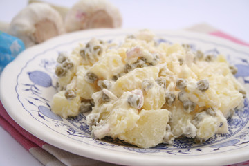 Kartoffelsalat mit Erbsen