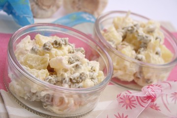 Kartoffelsalat mit Erbsen