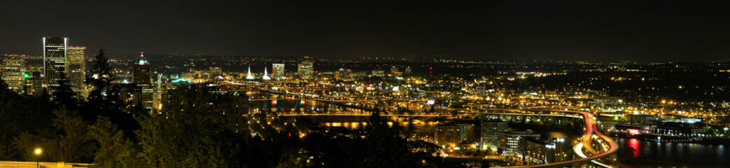 Fototapeta na wymiar Portland Noc Skyline wzdłuż rzece Willamette Panorama