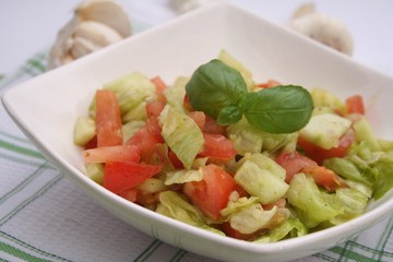 Eisbergsalat mit Tomaten und Gurken
