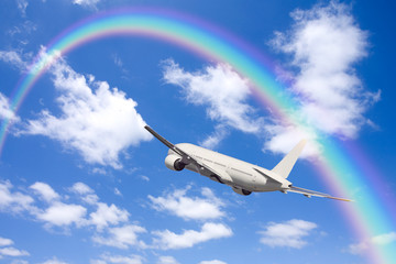 旅客機と雲と虹