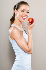 Sportliche Frau mit Apfel