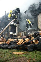 Feuerwehrm&auml;nner bei L&ouml;scharbeiten