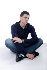 Personnage - Jeune-Homme brun assis en tailleur