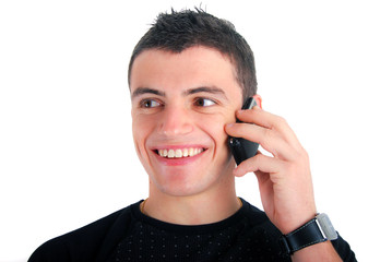 Portrait de jeune souriant au téléphone