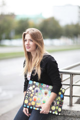 Frau mit Notebook Tasche