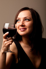 Donna con calice di vino