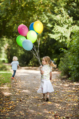 Kinder im Park mit Luftballons