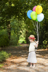 Mädchen im Park mit Luftballons