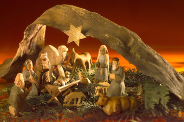 Obraz premium Einblick in eine Holz-Rindenkrippe mit Krippenfiguren