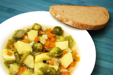 Gemüsesuppe mit Brot