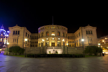 Fototapeta na wymiar Storting-Gebäude in Oslo bei Nacht #1