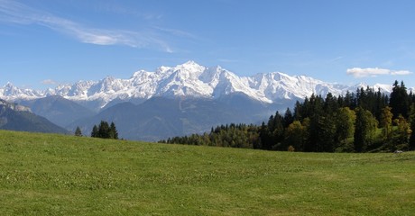 Fototapeta na wymiar Panoramiczny widok na Mont Blanc Mayeres