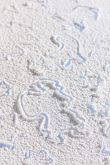 Weihnachtliche Umrisse auf einem Puderzuckerfond