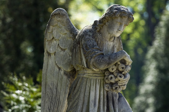 Kamienny cmentarny anioł , pomnik