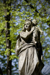 Kamienny cmentarny anioł , pomnik