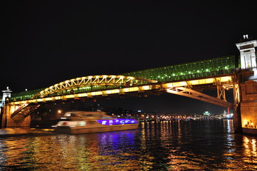 Fototapeta premium Andreevskiy Bridge at night. Moscow, Russia.