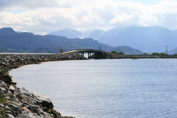 Obraz premium Brücke zwischen zwei Inseln in Norwegen
