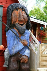 Glücklich lächelnder Angler, geschnitzte Holzfigur, Skulptur