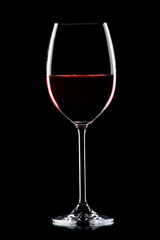 Fototapeta na wymiar Martwa natura z kieliszkiem wina na czarno