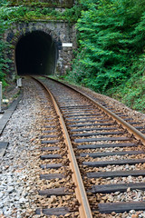Fototapeta na wymiar tor kolejowy i tunel