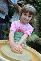 Mädchen beim Töpfern