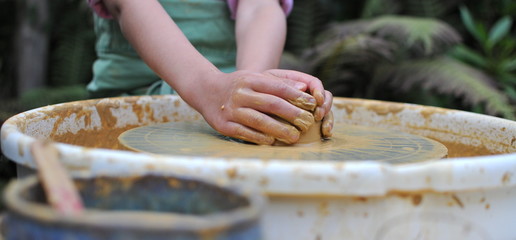 Kinderhände beim Töpfern