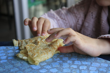 manger une crêpe