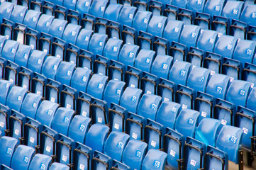 Fototapeta premium Stadion Plätze Stühle Sitzreihen blau markierungen