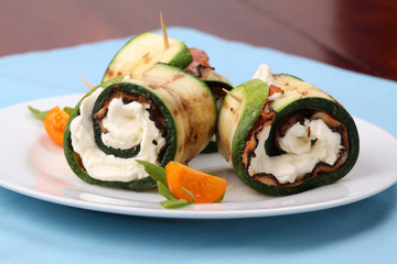 Grilled zucchini rolls with pepper bacon and cheese
