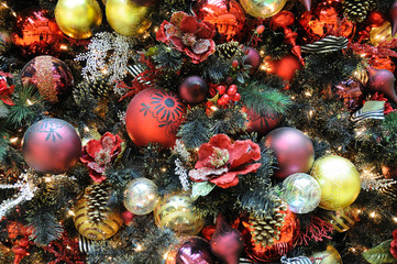 Fototapeta na wymiar Christmas ornaments on tree