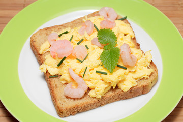Rührei mit Schrimps auf Vollkorntoast