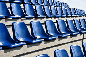 Zuschauertribüne mit blauen Sitzen