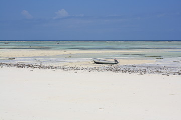 Fischerboot auf weissem Strand