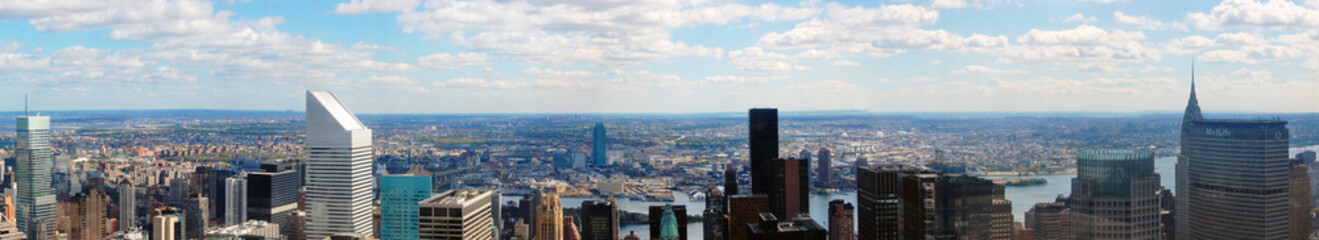 Fototapeta premium A panoramic view of the skyline of New York City facing east.