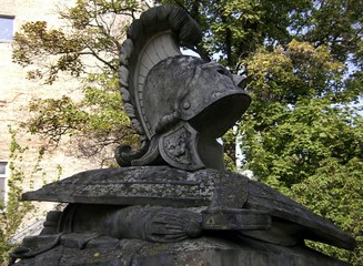 Grabmal mit Helm, Invalidenfriedhof