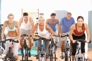 Group Of People In Spinning Class In Gym - obrazy, fototapety, plakaty