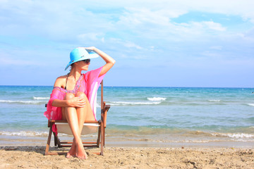 Fototapeta na wymiar young girl relaxing on beach