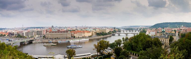 Fototapeta na wymiar Panorámica Completa del Rio Moldaba a su paso por Praga