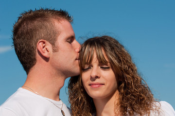 portrait d'un couple sous le ciel bleu