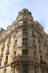 Fototapeta na wymiar Immeuble de standing dans le quartier d'Auteuil à Paris