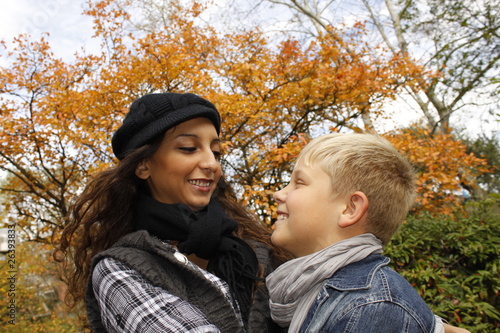 "Stiefmutter und Stiefsohn im Herbst" Stockfotos und lizenzfreie Bilder
