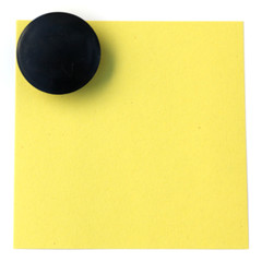 bouton magnet sur post-it jaune