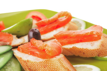 smoked salmon with tomatoes and lemon